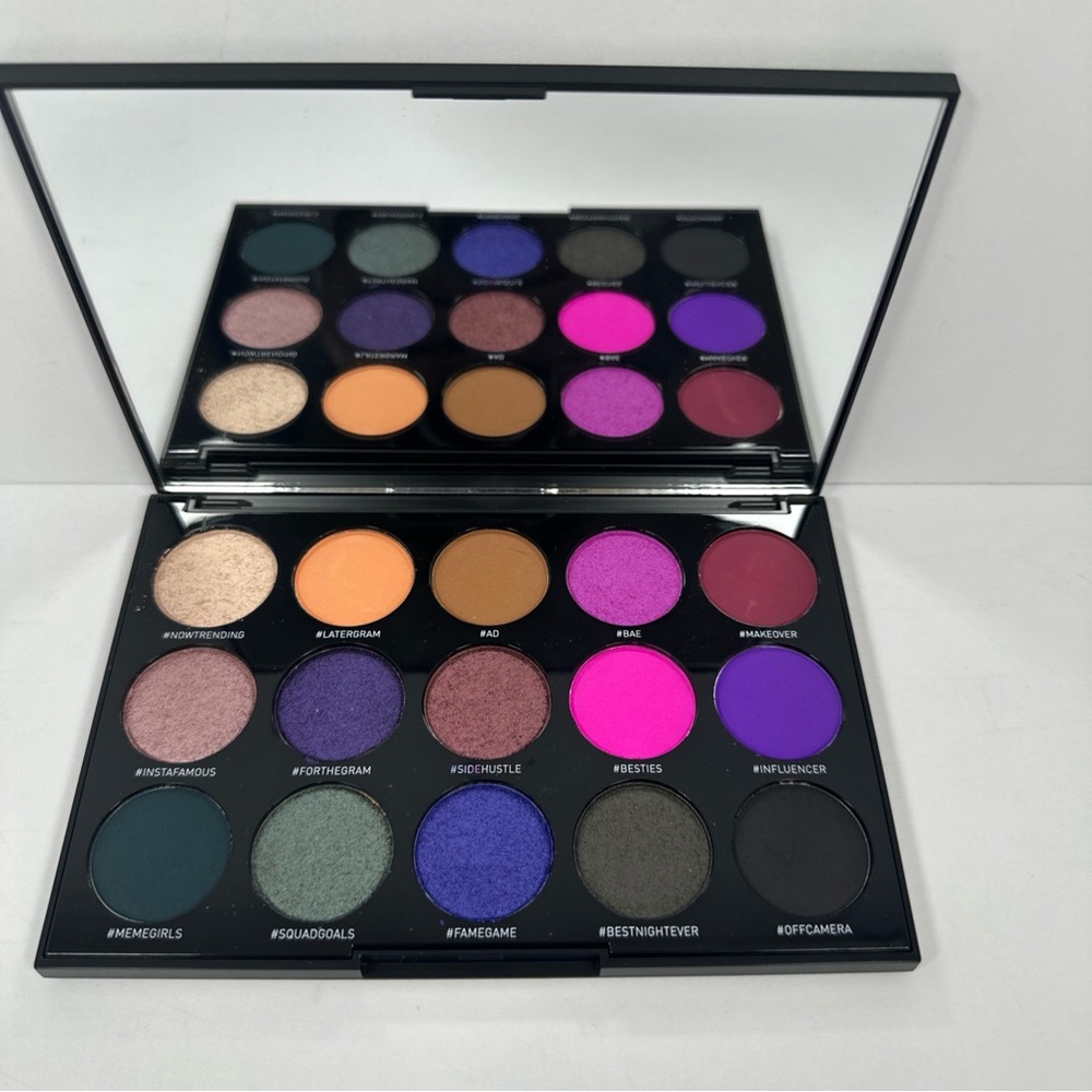 Vibrant 15-Color Eye Shadow Palette - Bold Pink & Purple Shades - Picture 3 of 5